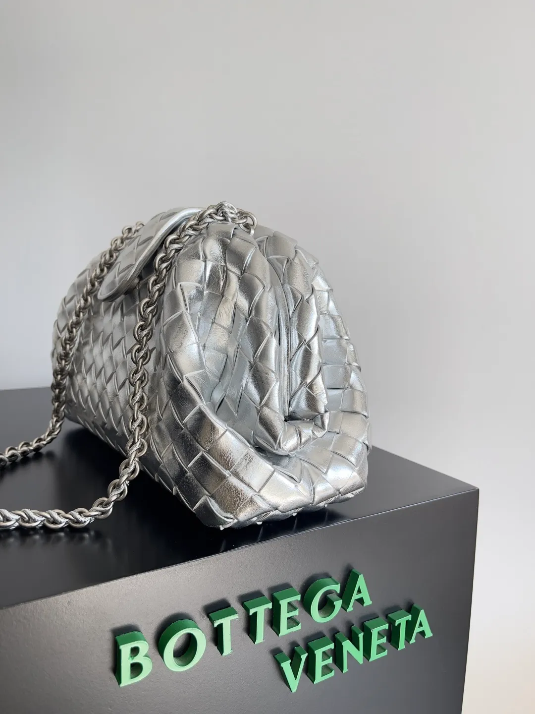 Batch 2260 BOTTEGA VENETA Lady's LAUREN CLUTCH Chain Clutch was inspired by 40 years ago. It is a perfect fusion of classic and modern bags. It is effortless and fashionable for any occasion and at any time. The newly added detachable metal chain allows people to have more ways to carry it. It is grand and elegant. Style No.: 785807 Size: 31.5*16.5*11cm